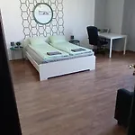27 Shades Of * Βουδαπέστη